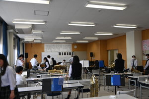 吹奏楽部の見学（1年生は一番前）